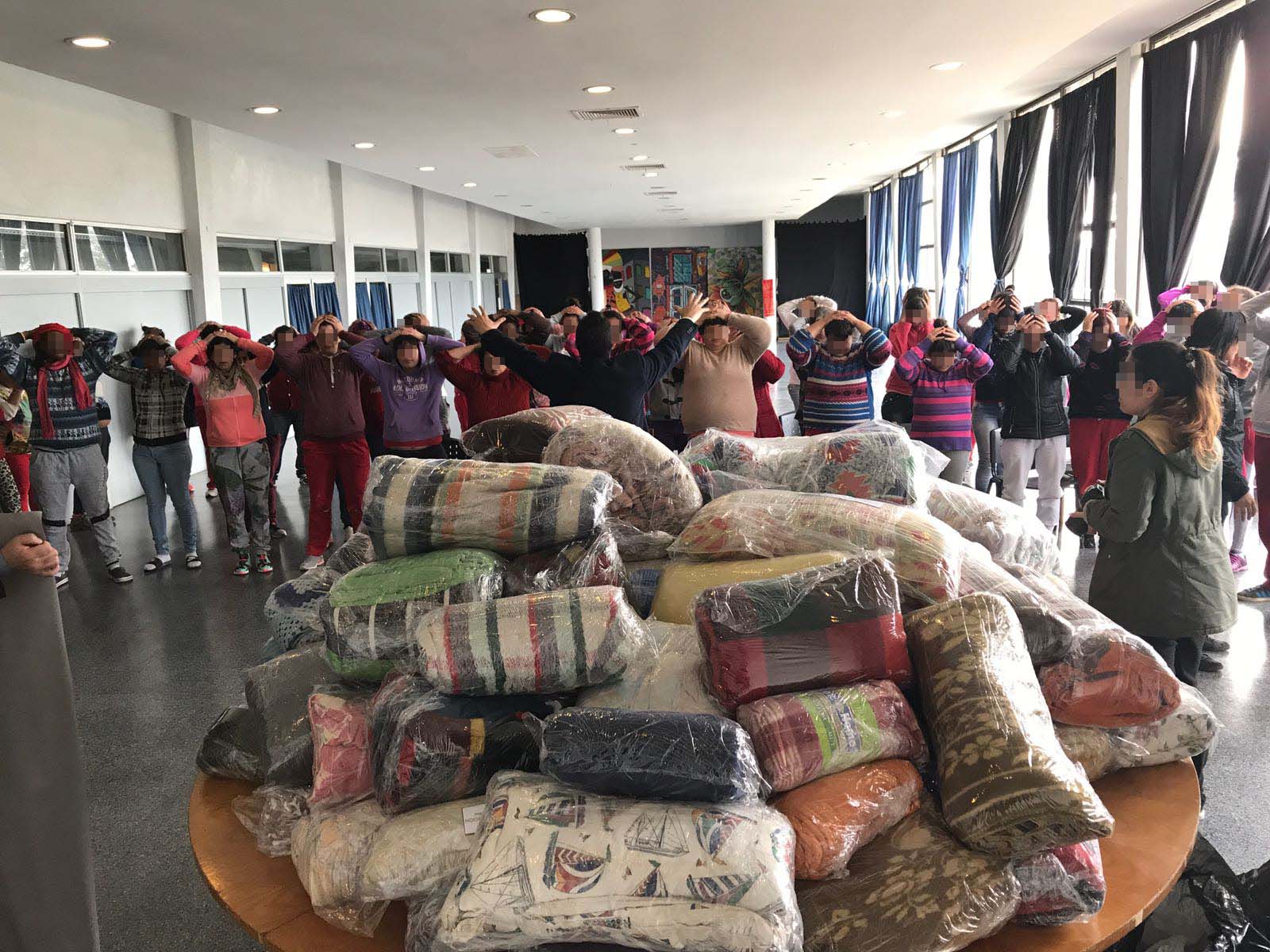 Imagem de capa - Presas recebem doação de cobertores no Uruguai